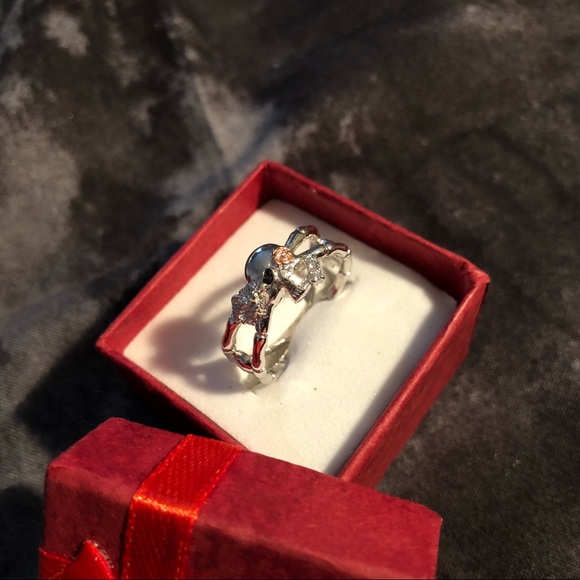 Brand New! Skull & Roses Ring - Picture 2 of 4